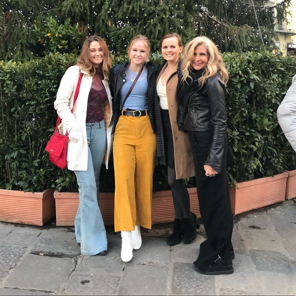 **POSH AMBASSADOR**Hi I’m Tracie! Nice to meet U! - Picture 3 of 9